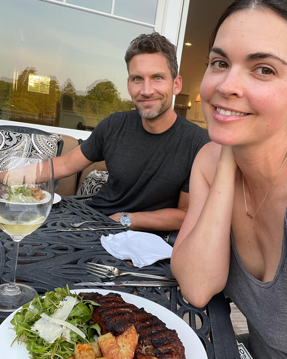 KatieLeeKitchen's tweet photo. So happy to be grilling and having dinner outside on this warm evening! #ryanbiegel #endlesssummer #itsnotcomplicated https://t.co/o51qGHpisg