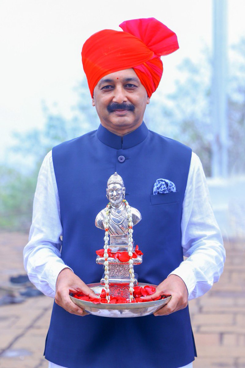 YuvrajSambhaji's tweet photo. "अहद तंजावर ते तहद पेशावर अवघा मुलूख आपला" हि उद्गोषणा करुन हिंदूस्थानातील रयतेच्या मनात प्रखर राष्ट्रवाद निर्माण करणाऱ्या,व शेकडो वर्षे बेलगाम सत्ता उपभोगणाऱ्या जुलमी सत्ताधिशांच्या पोलादी साखळदंडाचा विनाश घडवत भूमीपुत्रांच्या मनामनात स्वांतंत्र्याची उर्मी निर्माण करुन,

... https://t.co/f6vAIuXFqZ