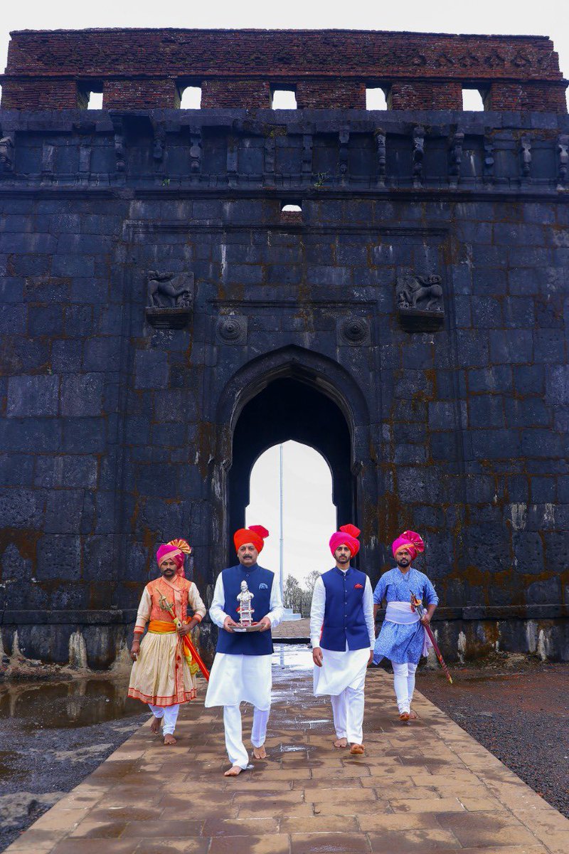 YuvrajSambhaji's tweet photo. "अहद तंजावर ते तहद पेशावर अवघा मुलूख आपला" हि उद्गोषणा करुन हिंदूस्थानातील रयतेच्या मनात प्रखर राष्ट्रवाद निर्माण करणाऱ्या,व शेकडो वर्षे बेलगाम सत्ता उपभोगणाऱ्या जुलमी सत्ताधिशांच्या पोलादी साखळदंडाचा विनाश घडवत भूमीपुत्रांच्या मनामनात स्वांतंत्र्याची उर्मी निर्माण करुन,

... https://t.co/f6vAIuXFqZ