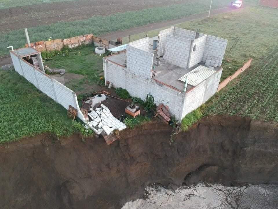 CentinelaMundo's tweet photo. #Mexico  |  

📌 El gran #socavón de Santa María Zacatepec, #Puebla, sigue creciendo y amenaza con devorar una casa.

La casa ubicada en los alrededores del socavón, comenzó a colapsar al continuar la apertura de la falla y ya cayó una de sus bardas. https://t.co/RXMuskivDJ