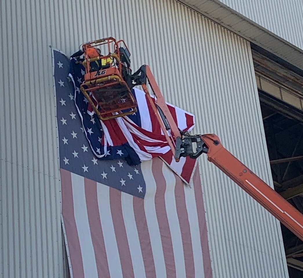 Time for a 🇺🇲 refresh at the ORD hangar today. Mark Y. from our FM team will take the old flag to the VFW for a formal flag retirement ceremony. ❤ the show of respect. @Westiep312 @RodneyLuetzen @TDox_UAL @OmarIdris707 @weareunited