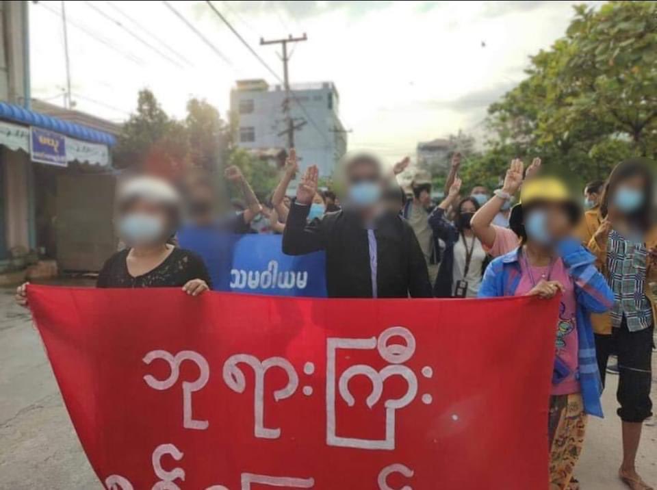 nslwin's tweet photo. A coalition of MANDALAY strikes marched this morning to protest against military dictatorship.

#June6Coup #WhatsHappeningInMyanmar #MilkTeaAlliance https://t.co/GwUa3Y8P1l