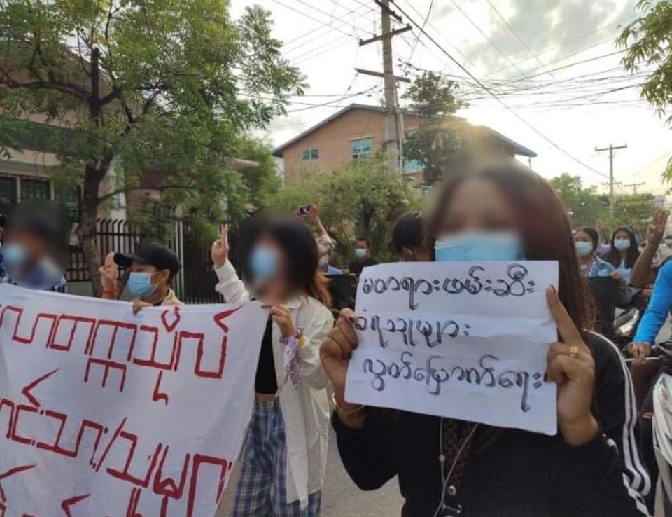 nslwin's tweet photo. A coalition of MANDALAY strikes marched this morning to protest against military dictatorship.

#June6Coup #WhatsHappeningInMyanmar #MilkTeaAlliance https://t.co/GwUa3Y8P1l
