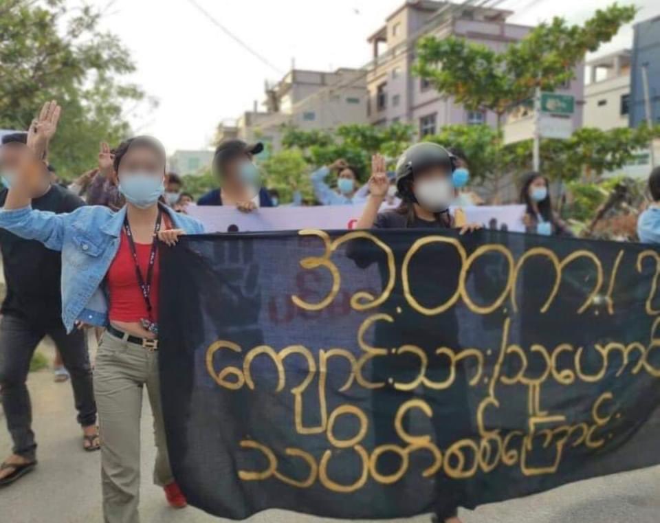nslwin's tweet photo. A coalition of MANDALAY strikes marched this morning to protest against military dictatorship.

#June6Coup #WhatsHappeningInMyanmar #MilkTeaAlliance https://t.co/GwUa3Y8P1l