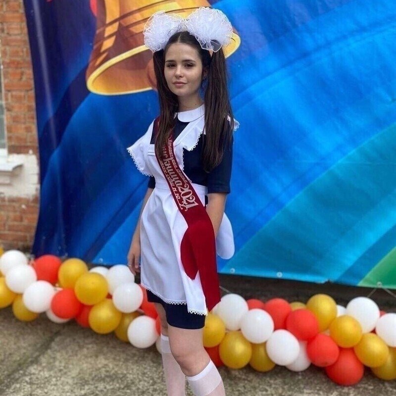 Grafon ロシアの学校で卒業式が行われました 高校生は勉強を終えました これは 伝統的な高校の制服を着たロシアの女の子の写真です T Co Tklhsddksg Twitter