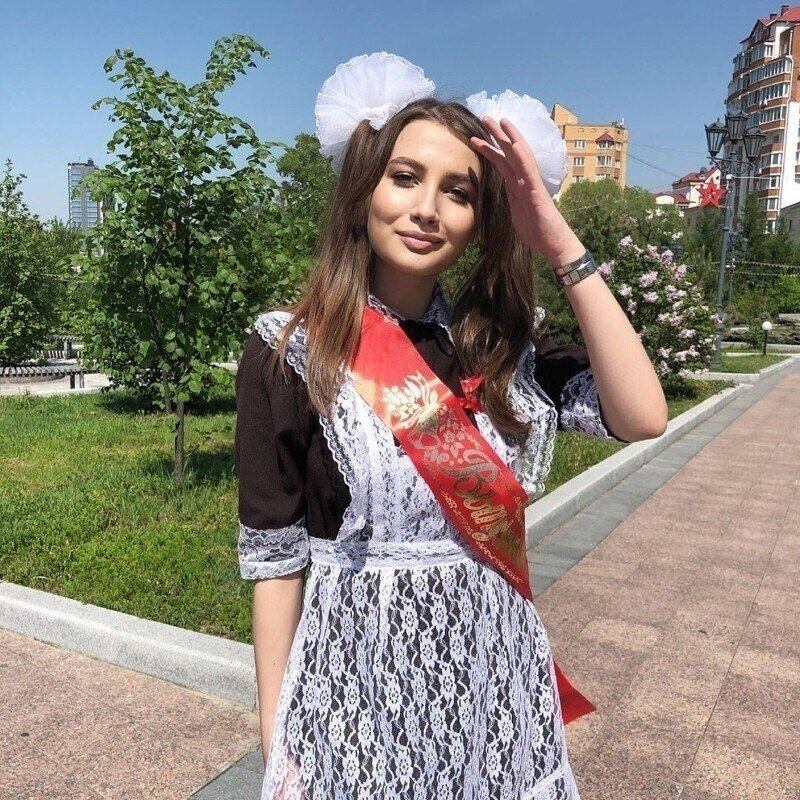 Grafon ロシアの学校で卒業式が行われました 高校生は勉強を終えました これは 伝統的な高校の制服を着たロシアの女の子の写真です T Co Tklhsddksg Twitter