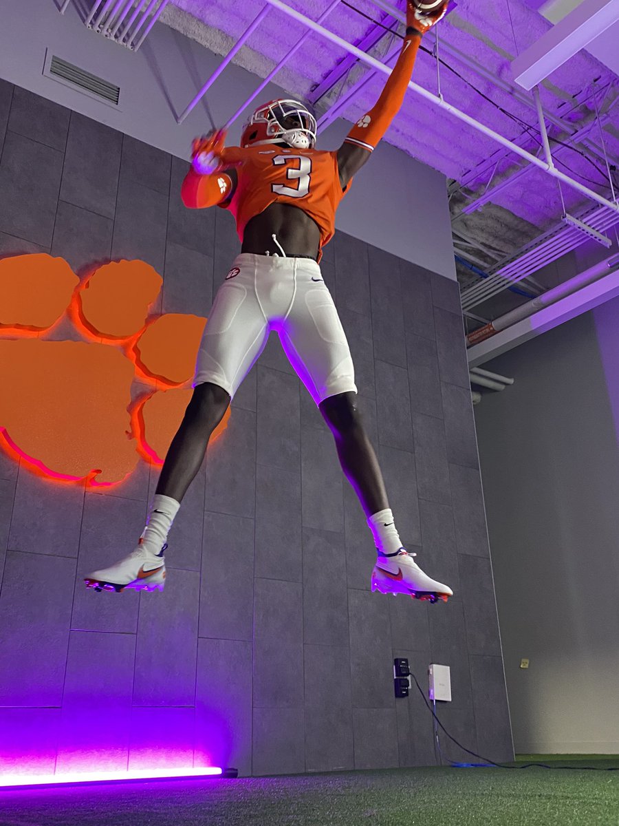 AGTG! Blessed to receive an offer from Clemson University @SanoussiKane1 @CoachVenables @AboutUOutreach @CUCoachReed @gbowman26 @Coachlanese13 @alexgleitman