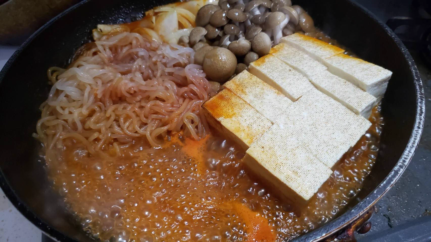 話題のピザすきやきがレシピ化！トマト＆チーズが入ったすき焼きという新感覚料理に大注目！
