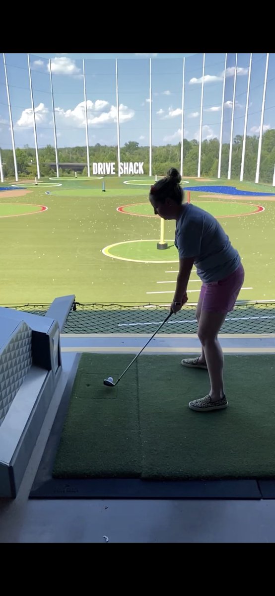 MrsBarker0524's tweet image. I still have lots of practice to do before my LPGA debut.  ⁦@driveshack⁩ #needlessons #driveshack #lefty