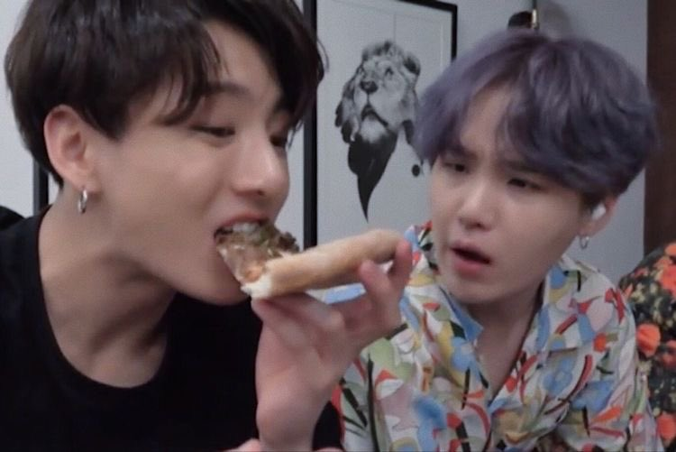 coopykook's tweet photo. "Yoongi hyung no me regañará" - Jeon Jungkook https://t.co/ddMixpLTAU