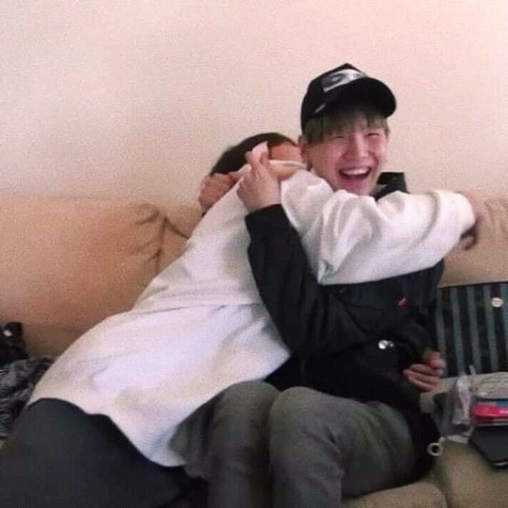 coopykook's tweet photo. "Yoongi hyung no me regañará" - Jeon Jungkook https://t.co/ddMixpLTAU