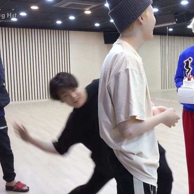 coopykook's tweet photo. "Yoongi hyung no me regañará" - Jeon Jungkook https://t.co/ddMixpLTAU