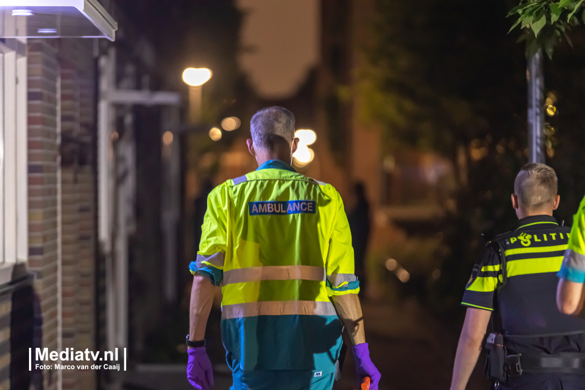 Zaterdagavond is er bij een feestje aan het Fijnaartpad in Rotterdam een ruzie ontstaan waarbij een jongen meerdere keren in zijn been is gestoken. ..