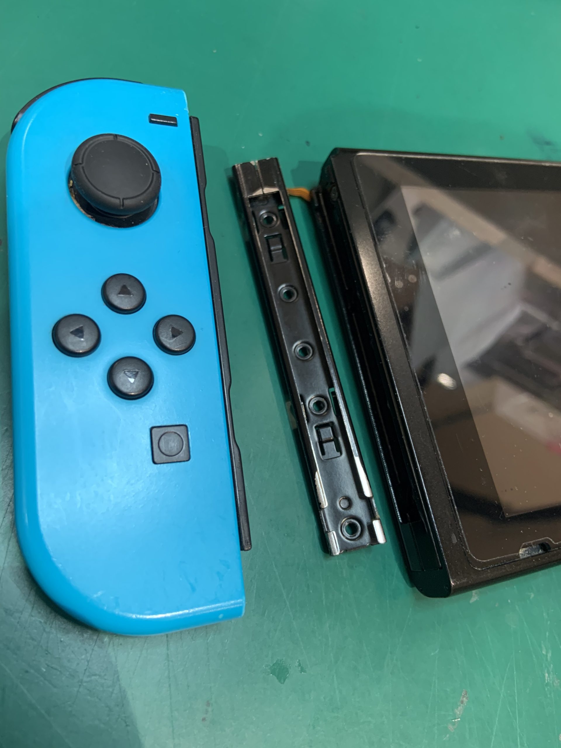 スマホ修理屋フレンド フレスポ八潮店 Switch修理も即日やってます ジョイコンを認識しない ゲームカードを読み込まない 勝手に動いてしまう 変な音がする 液晶が割れてしまった などなんでもご相談ください Iphone Ipad 修理 Switch 八潮