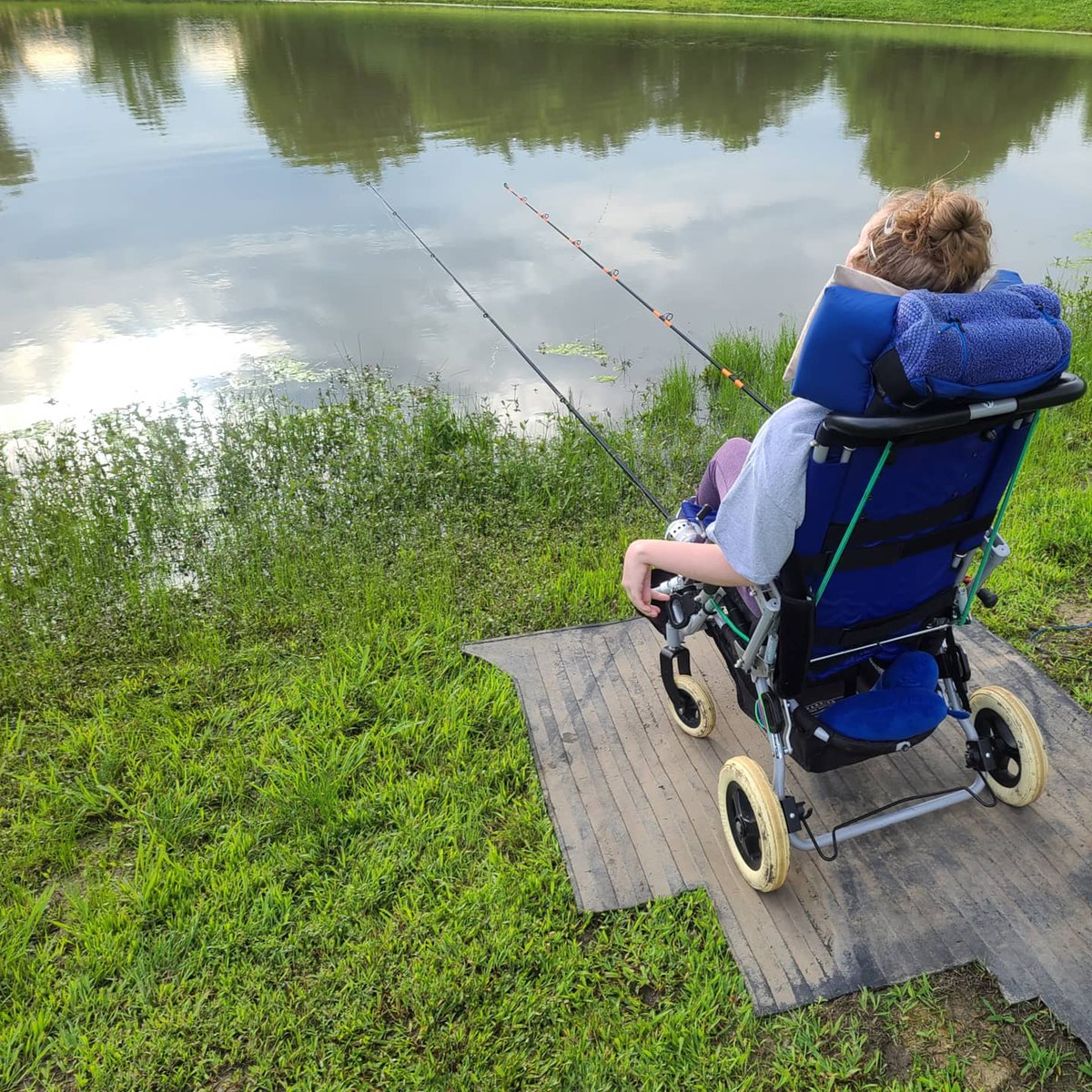 burnside4141's tweet photo. Finally was able to get Kenzi out fishing this evening. She was the only one to land anything, a crappie, and she talked trash about it (she learned that from me). I told her fishing was slow, but she said it was good to be outside. #takeakidfishing #pondfishing #disabledfishing https://t.co/eeRT06B5uw