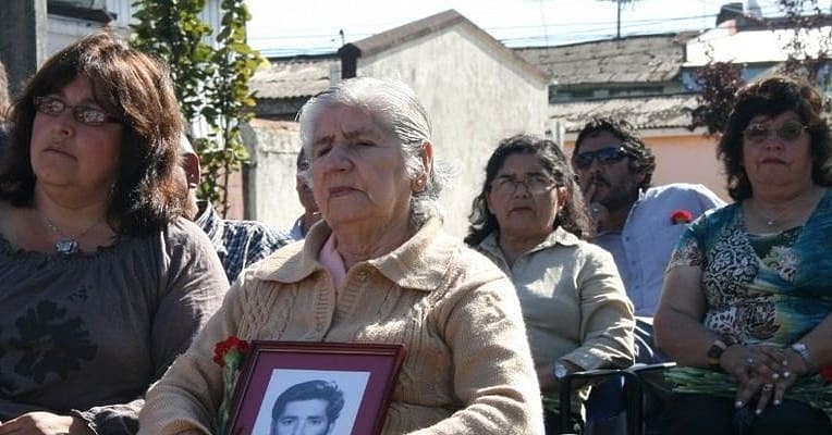 PrensaSinFiltro's tweet photo. 🔴 Hoy Falleció Olivia Monsalvez, madre de detenido desaparecido por la dictadura Eulogio Fritz, (ejecutado sin entrega de restos) Olivia murió sin encontrar a su hijo. 

#Dictadura #pinochet #1973 https://t.co/FWG2Ifk7AG