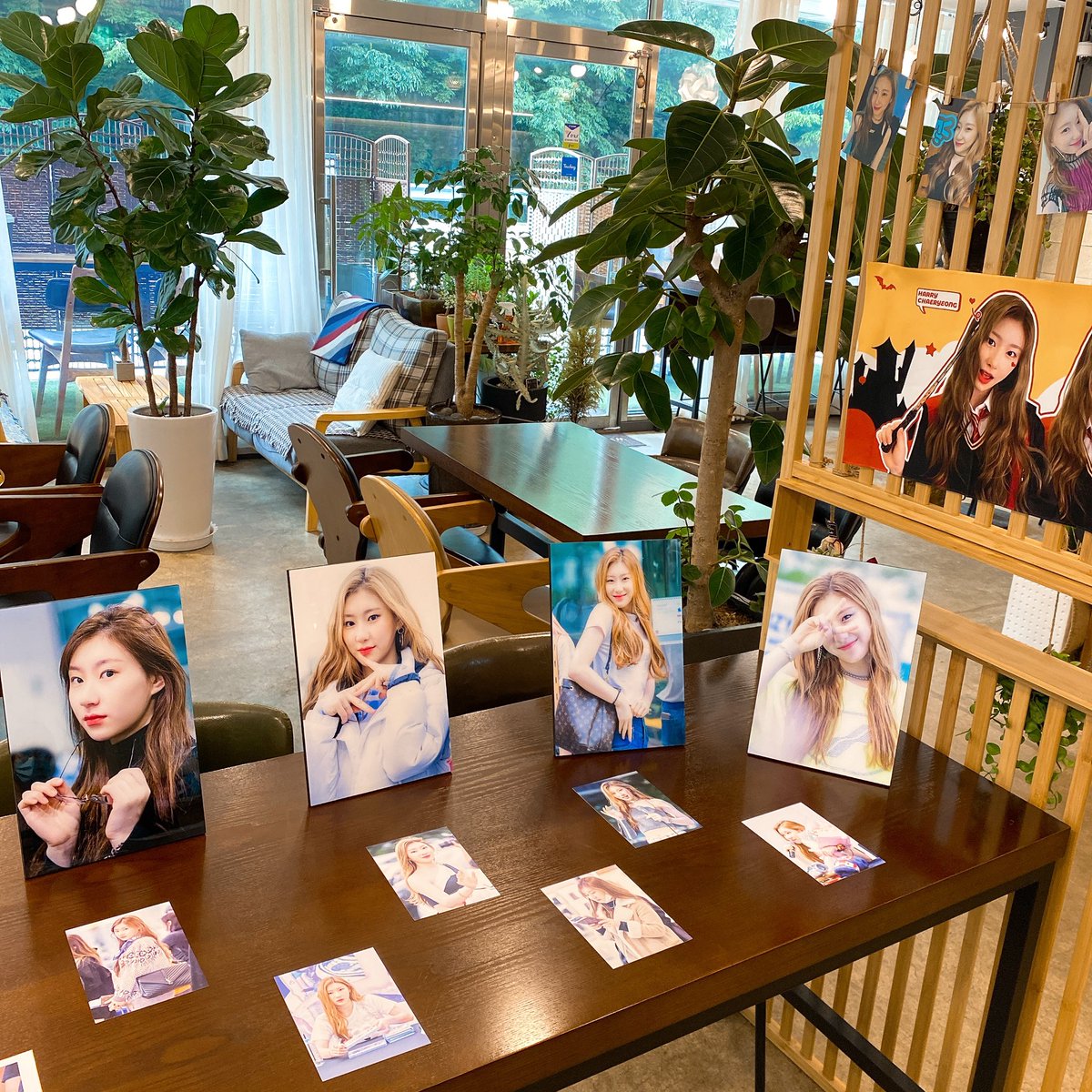 ITzMOVE's tweet photo. 💛HAPPY B-DAY #CHAERYEONG💛

@macaryeong0605 용인 데일리커피,
채령이 생일카페 방문했어요! ❣️❣️

예쁜 사진에 @CPursuitoflight 중국 팬분들이
준비해주신 선물까지,,,
오늘 방문하면 음료 한잔에 605배 많은
특전과 윗팬즈 채령이 포카도 주셔요💙

잊지 못할 추억 감사합니다 .ᐟ

#채령 #ITZY https://t.co/qX4mbrqdAN