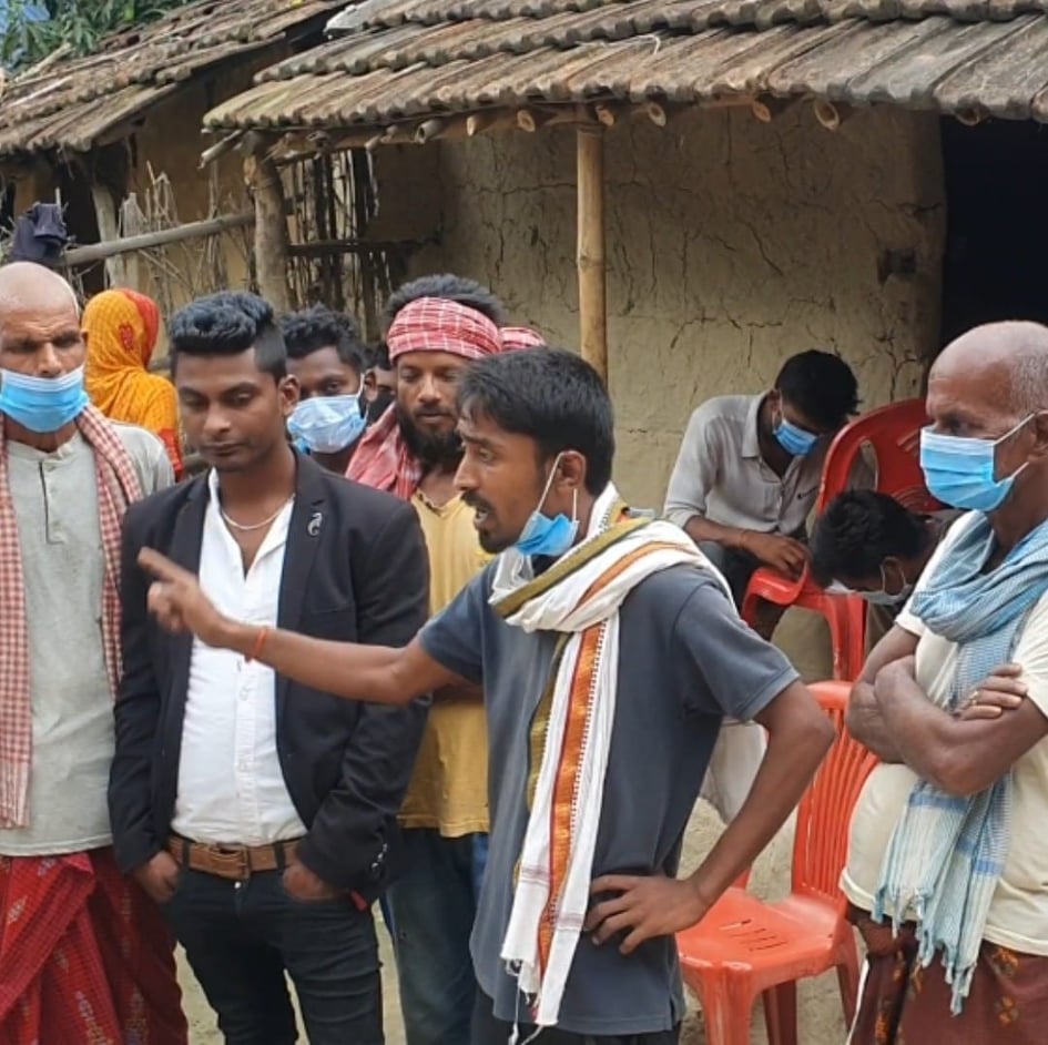 brtdhl's tweet photo. तराइमा ईण्डियनहरुको नागरिकता अतिक्रमणका विरुद्धमा लड्दै आएको रैथाने एकता परिषदका सिराहा अध्यक्ष उमेश मण्डल। नागरिकता अतिक्रमणको विरोध गरेको आरोपमा उहाँललाई हिंजो मात्र ओली र महतो गिरोहले गिरफ्तार गरेको छ। मर्ने बेलामा १ थान कुर्सीका लागि र्याल र आँशु चुहाईरहेको ओलीको राष्ट्रवाद ! https://t.co/1XYiKl8HER