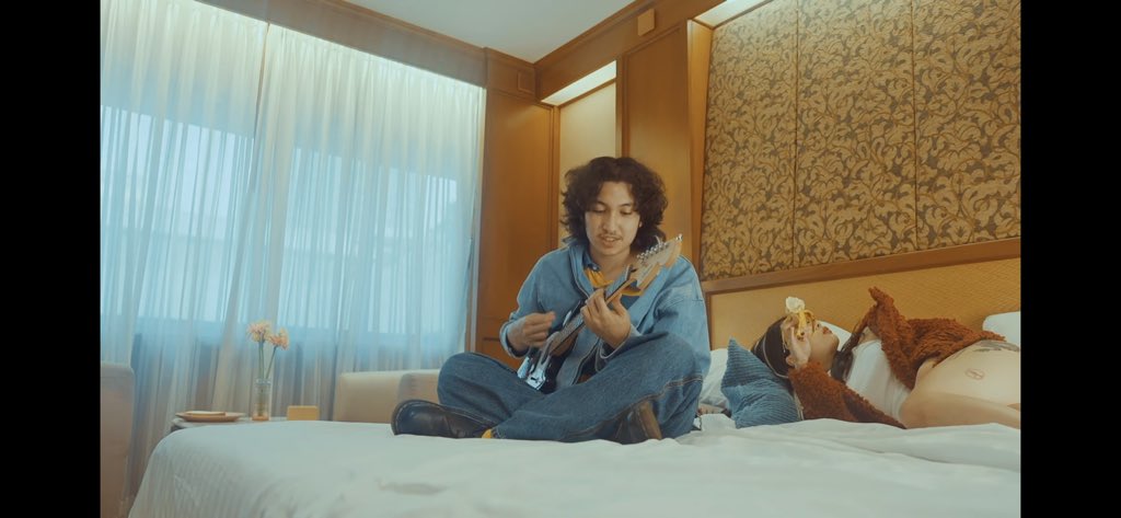 ชวนฟังเพลงสากลผลงานศิลปินไทยครับ นี่คือเพลง honey butter โดยน้องแดน <a href="/danielrynnnnn/">daniel ryn</a> เพลงดี เอ็มวีเด็ด การนำเสนอน่าสนใจ พังกำแพงของสังคมหลายอย่างเลยนะ #honeybutter