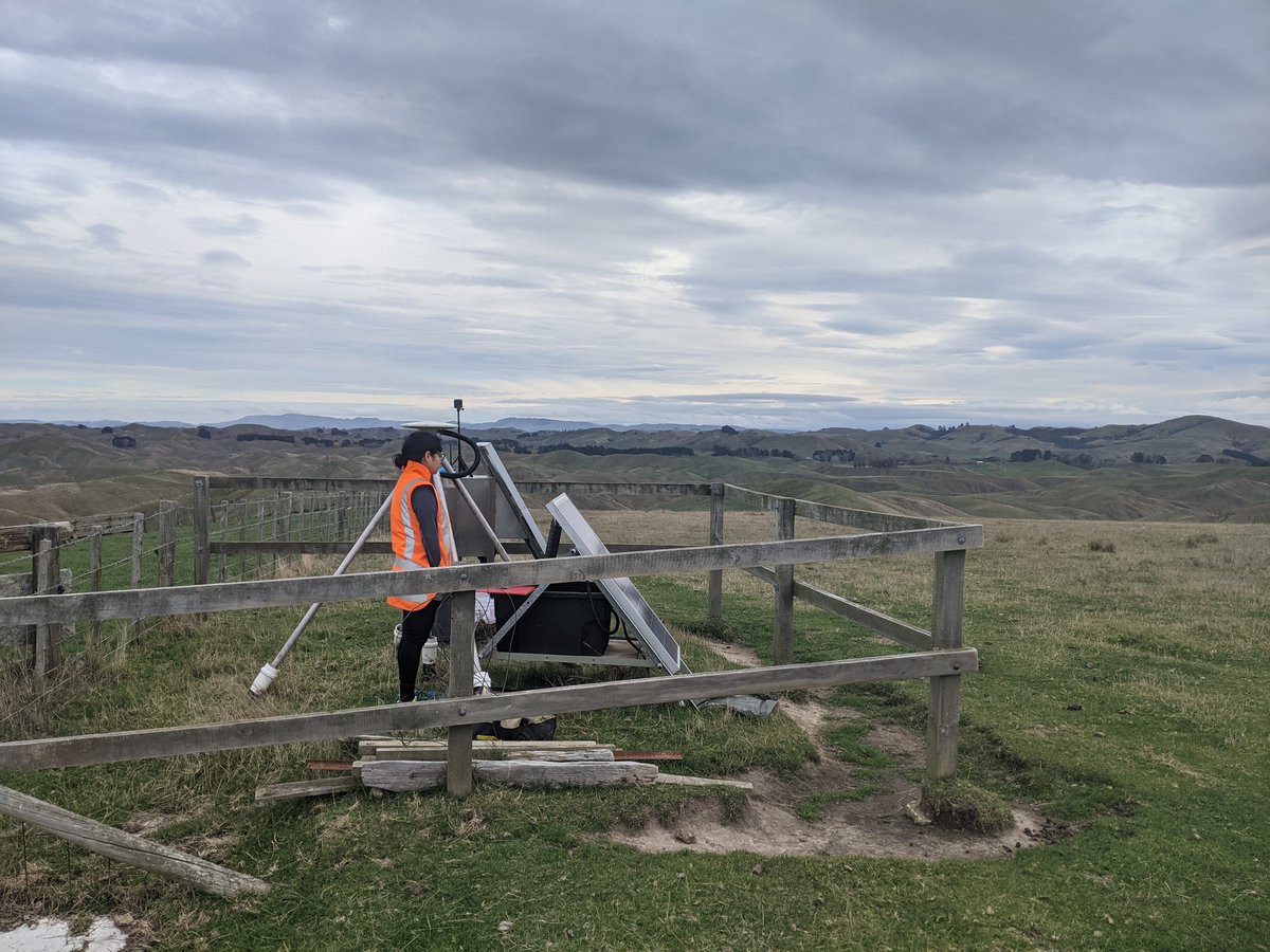 Today we visited the #PULSEeqnz sites we installed in March and downloaded the first data for the project!! 🎉🥳 Here's our site co-located with cGNSS site OROA which has moved almost 20mm east in the last week of #SlowSlip (We were very careful not to nudge the antenna 😇)