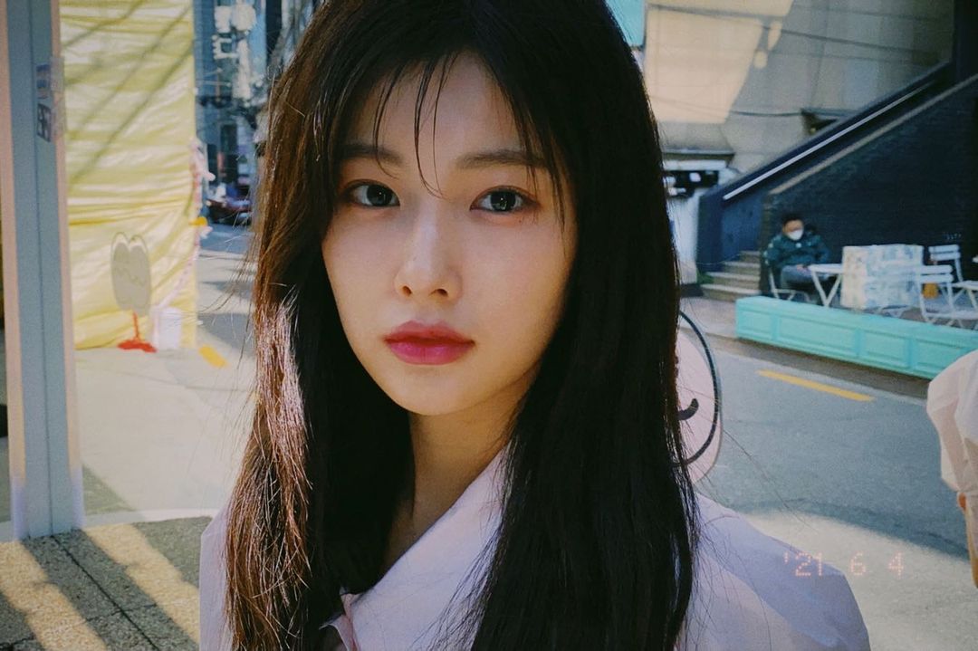 hyemhyene's tweet photo. Fine embrace of daylight made me able to escape from the void of reality, just another day with flaring sun outside welcomed me after a while. All went well with a little help of someone to collect more pictures of myself, does it come off exquisite? The view was astounding! https://t.co/hAlQURtpm6