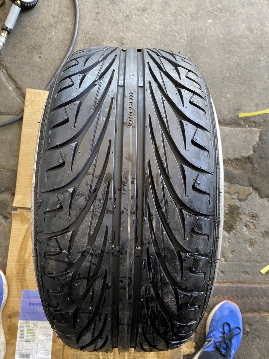 9.5j ケンダ 215 35 18