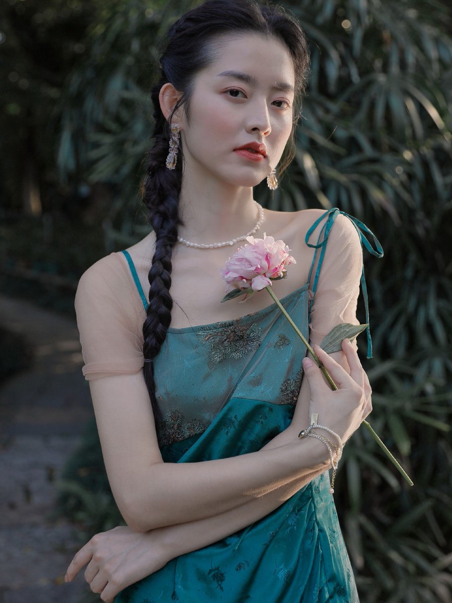 ট ইট র Manusmachina 孔雀緑の松刺繍ワンピース T Co Lbmuh1dyyg 孔雀 の美しい羽のような鮮やかな青緑色のワンピース 胸元には松の木が刺繍され 青緑色の生地には華やかな花模様が刺繍されています 程よく入ったスリットから見える脚線美が妖艶な