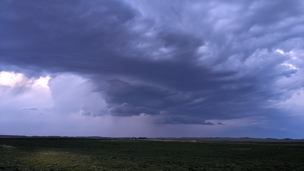 danncianca's tweet image. Front edge is beginning to lower in the soupy air.. seeing more vertical depth and lightning production has resumed. Near Rhame, North Dakota
#NDwx
#AlwaysChasing