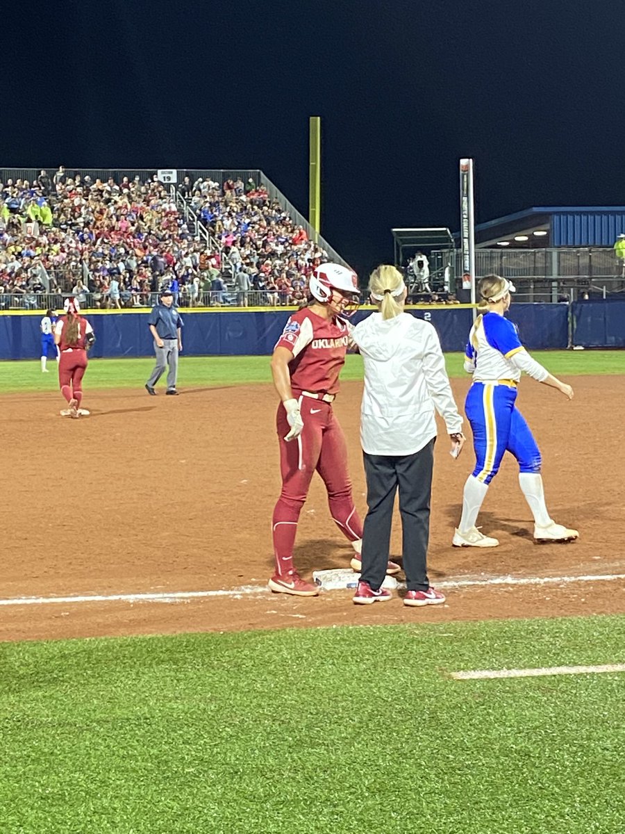 Holly Rowe tweet media