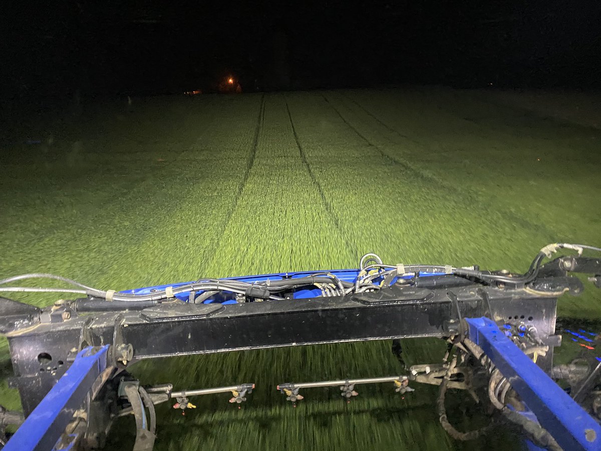 EdJHanson's tweet photo. Night shift... #sprayerkidz #bigwheat
#prosaro https://t.co/V2dae57Xae