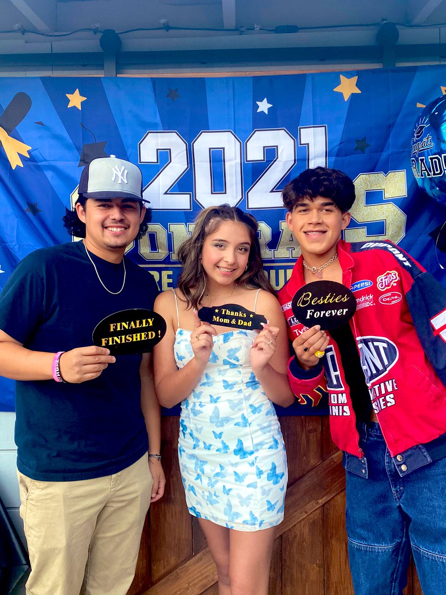 hailsmonty's tweet photo. Grad PARTYYYYYY woot woot 🥳👩🏼‍🎓 https://t.co/77UFWzfYuC