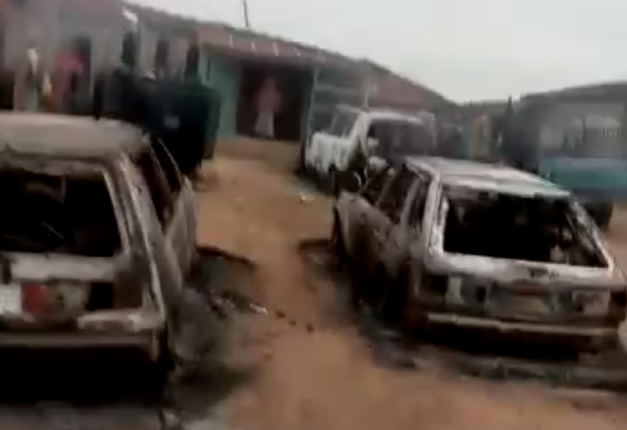 SaharaReporters's tweet photo. Oyo Community Residents Flee As Fulani Herdsmen Kill 10, Burn Monarch's Palace | Sahara Reporters
The herdsmen arrived at Igangan around 11pm on Saturday, leaving early Sunday morning with 10 persons dead.
READ MORE: https://t.co/JZse8eOzGm https://t.co/kcK7JAgHcD