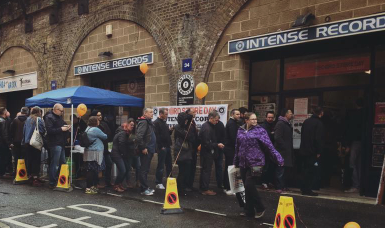 Revival_Vinyl's tweet image. 6 days to @recordstoreday . Graham Jones has visited more record shops than any other human. In this piece 'How Record Store Day Kickstarted the Vinyl Revival' He explains why all music fans should support their local record shop next Saturday #RSD #vinyl .grahamjonesvinylrevival.blogspot.com/2019/04/how-re…