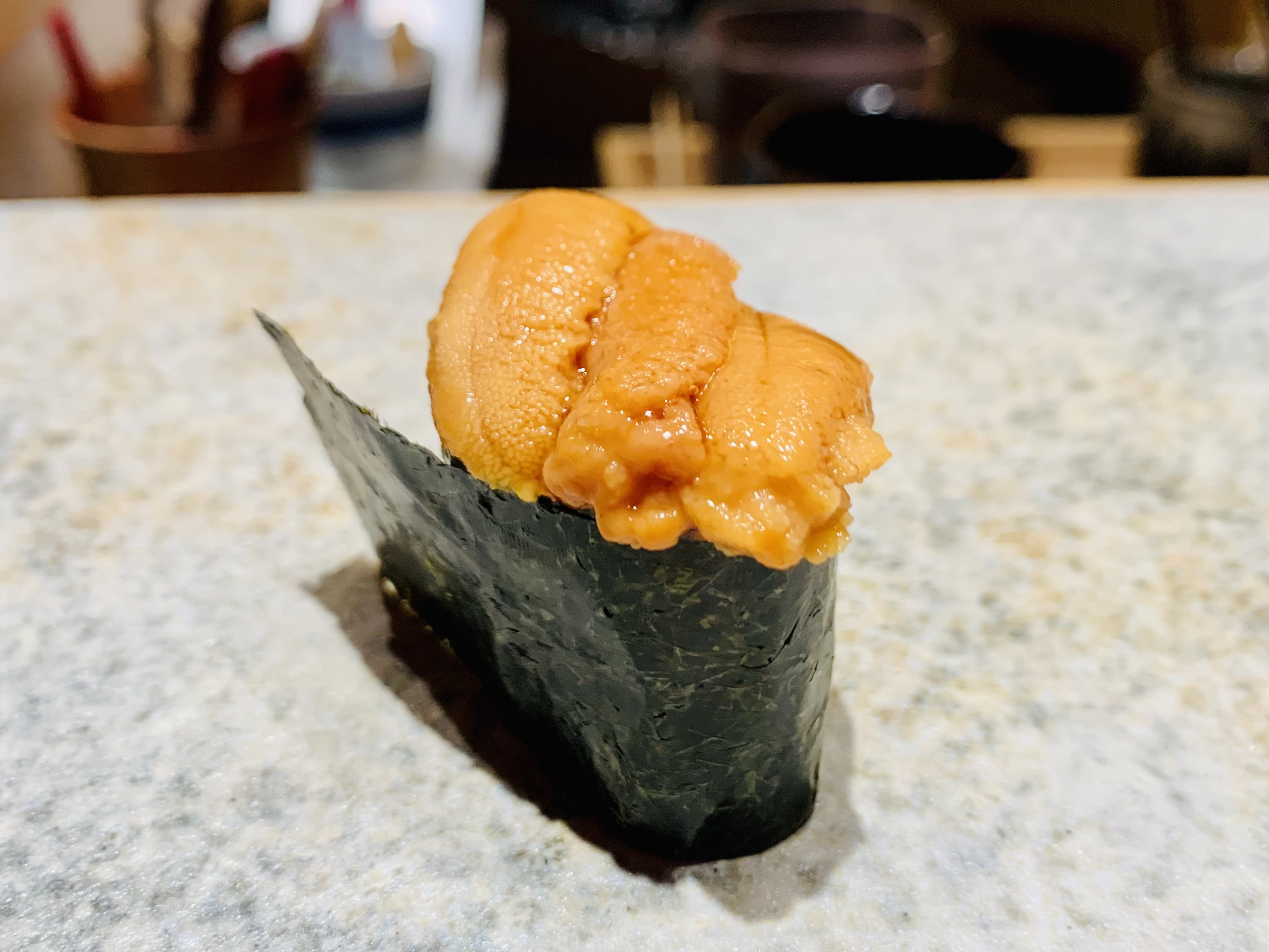 祐天寺マン 鮨 つぼみ 中目黒 鮨さいとう プロデュースの人気寿司店 毎朝仕入れを行うネタもシャリも全て 鮨 さいとう と同じもの 厚めに切られたネタと程よい酸味のシャリのバランスが良い 鮪3連発と馬糞雲丹が美味すぎた 土日限定ランチは14貫
