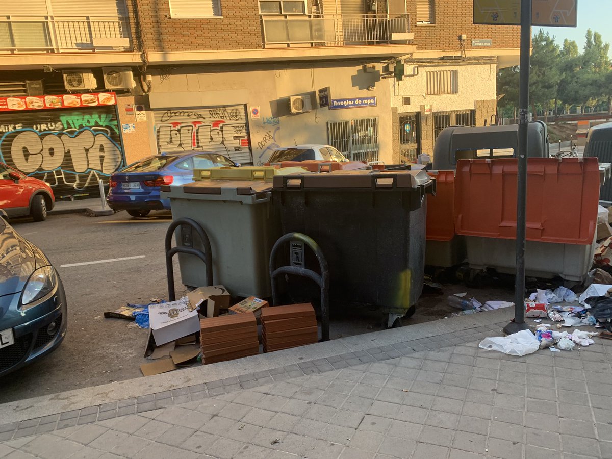 LauraGDPA's tweet photo. @Lineamadrid , @MADRID  , @JMDArganzuela otro día más así están los contenedores de Esteban de Arteaga 3 al lado del @madridrio    creo que tenéis manía a esta calle porque sino no lo entiendo! https://t.co/AqvsWIvYVW