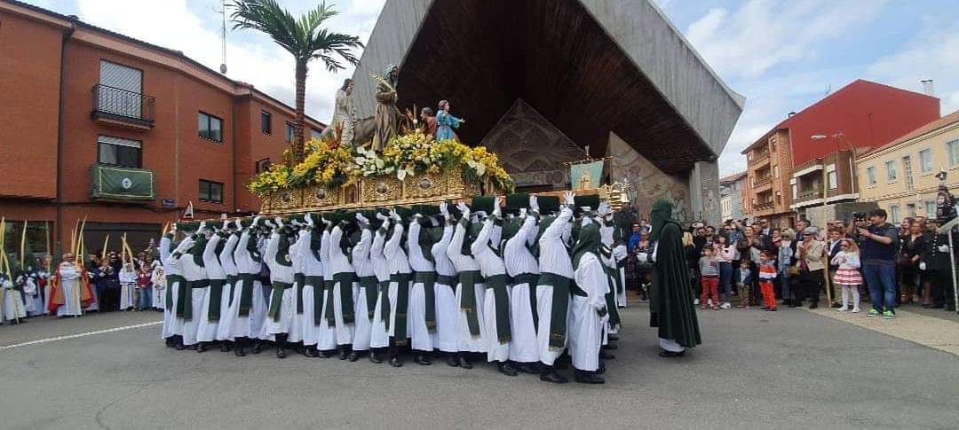 «Esta es mi sangre de la alianza, que es derramada por muchos. En verdad os digo que no volveré a beber del fruto de la vid hasta el día que beba el vino nuevo en el reino de Dios»

San Marcos 14, 12-16. 22-26