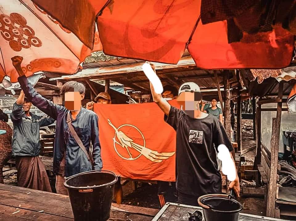Ric12535's tweet photo. #Dawei Coalition Strike staged a guerilla style strike against the military rules at a market in this afternoon. 

#June6Coup #WhatsHappeningInMyanmar #RejectCoupRejectASEAN https://t.co/oiAvt6RJ1n