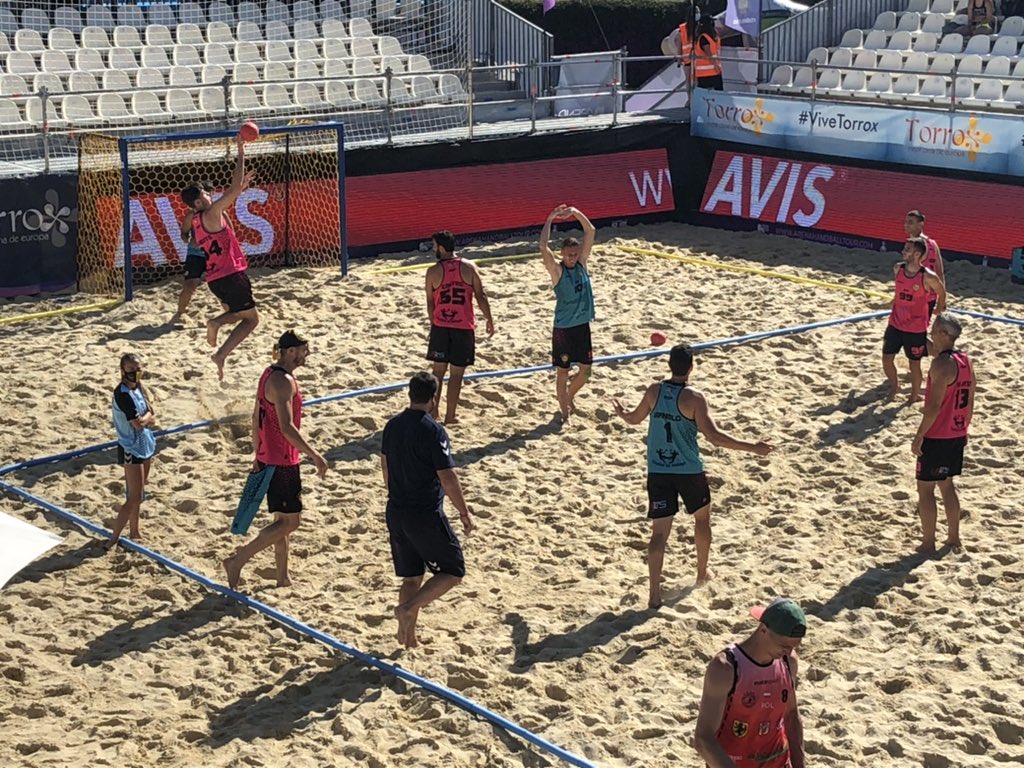 ArenaHandballT's tweet photo. 😢 ¡ÚLTIMA JORNADA DEL #EBTFinals2021 @Ayto_Torrox EN ACCIÓN!

🇪🇸 ¡Doble acción de equipos españoles en la lucha por el 5-8!

📲 Central - @cbmpciudemalaga 👉🏻 https://t.co/sMnXtPBcXc

📲 Pista 2 - @bmplayabarbate ����🏻 https://t.co/W2a6qAnPeA

#��⃣ #DontWorryBeachHappy https://t.co/ef61shyWou