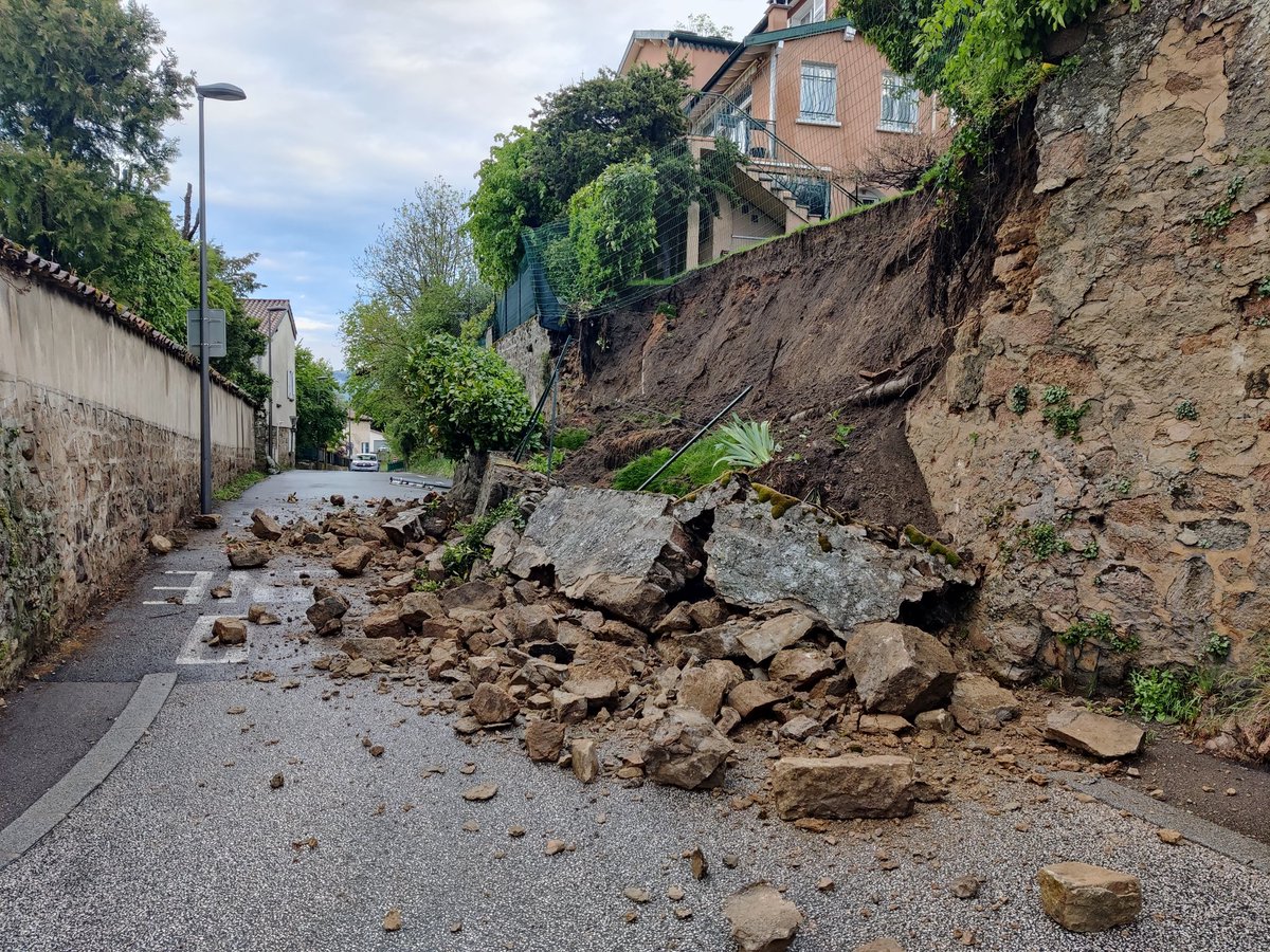 DelogeeLyon's tweet photo. En #France en 2021, vous pouvez vous retrouver sous ce tas de gravats et #personne ne viendra vous chercher car @grandlyon considére que ce mur est privé ! Le soit disant "propriétaire" ne PEUT pas #payer, c'est la fin de votre vie !
#Commuauté #assurance #sécuritépublique #Seul https://t.co/K2UKUlMWZi