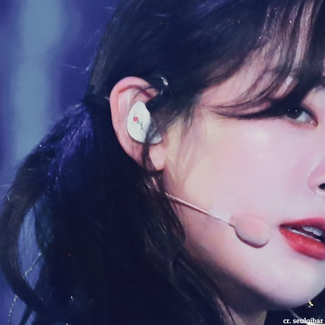 taeyeweon's tweet photo. both taeyong and seulgi has a rose in ear and now their collab song is ‘Rose’... this is so cute 🥺🌹 https://t.co/LN4spZJon0