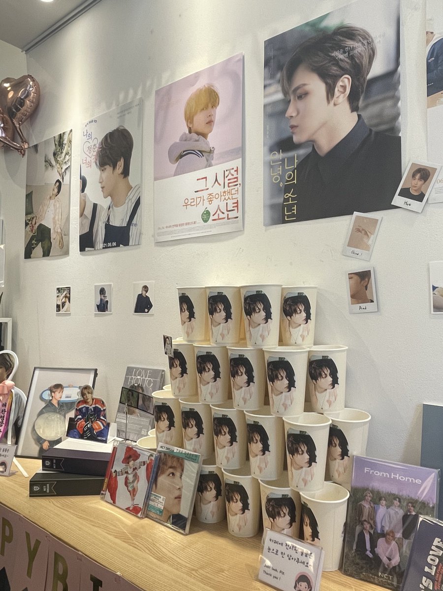 unii7d's tweet photo. 해찬이 생일 카페 후기
ღ 카페 곰작 ღ
특전 구성이 너무 예쁘고 귀엽고 만족스러워서 젤 먼저 달려갔던 ,, 🥺 카페 내부에서 기다리면서는 이리저리 둘러보느라 정신 없었음 ㅜㅜ
너무 귀여운 미니 화환 ㅋㅋㅋㅋ
같이 간 덕메가 랜덤 키링 받아서 구경 열심히 했답니다 ,, https://t.co/m1a3ZuIW8g