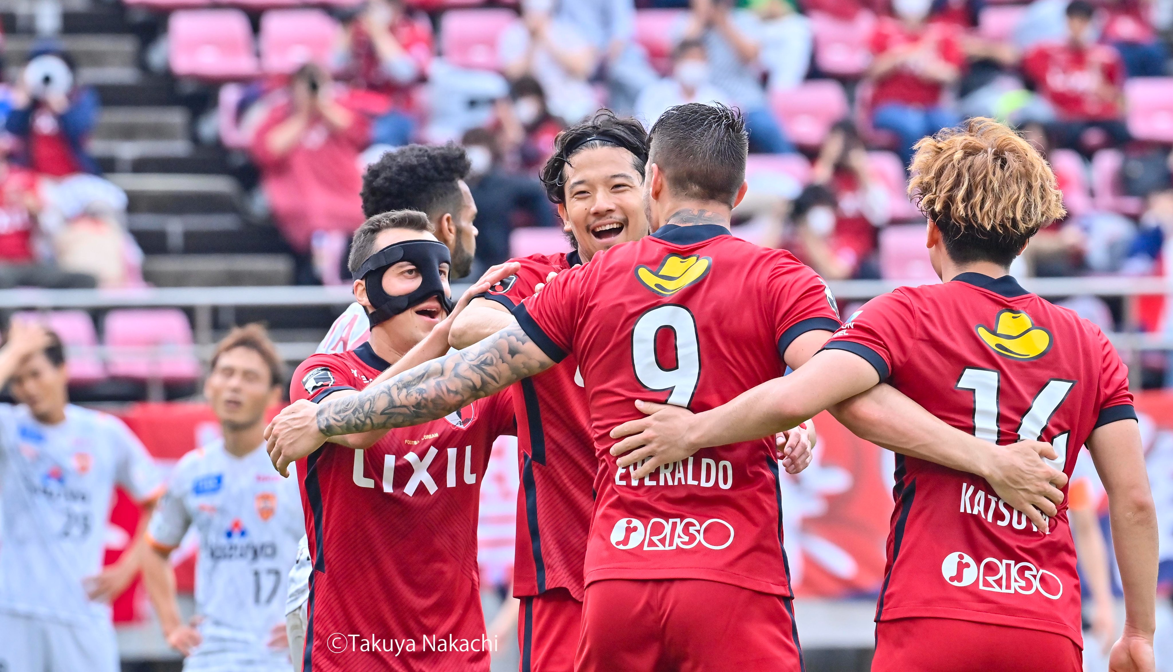 城とサッカーの編集者兼記者兼カメラマン 双葉社 その逆転勝利を撮影しました １枚目 ファン アラーノ選手の先制点 ２枚目 エヴェラウド選手の決勝弾 ３枚目 逆転を喜ぶ鹿島イレブン ４枚目 フェイスガードを頭に乗せてなるべく長く歩こうと