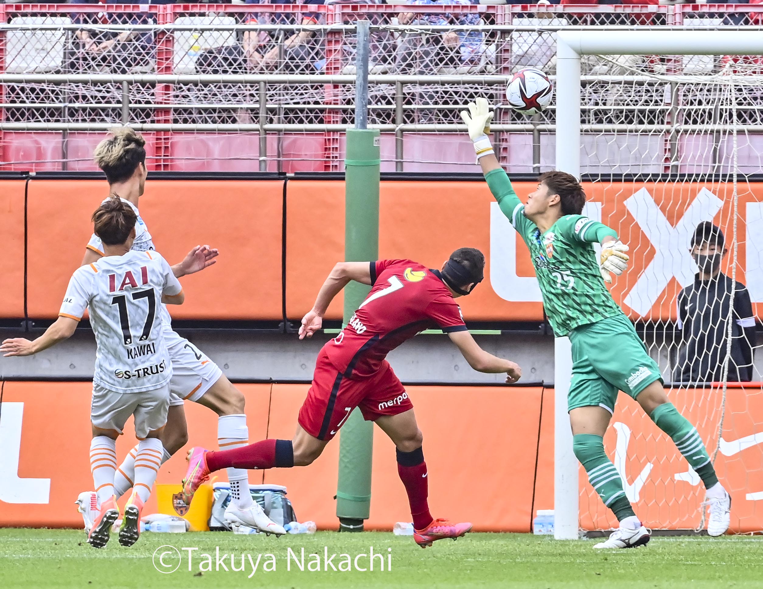 城とサッカーの編集者兼記者兼カメラマン 双葉社 その逆転勝利を撮影しました １枚目 ファン アラーノ選手の先制点 ２枚目 エヴェラウド選手の決勝弾 ３枚目 逆転を喜ぶ鹿島イレブン ４枚目 フェイスガードを頭に乗せてなるべく長く歩こうと