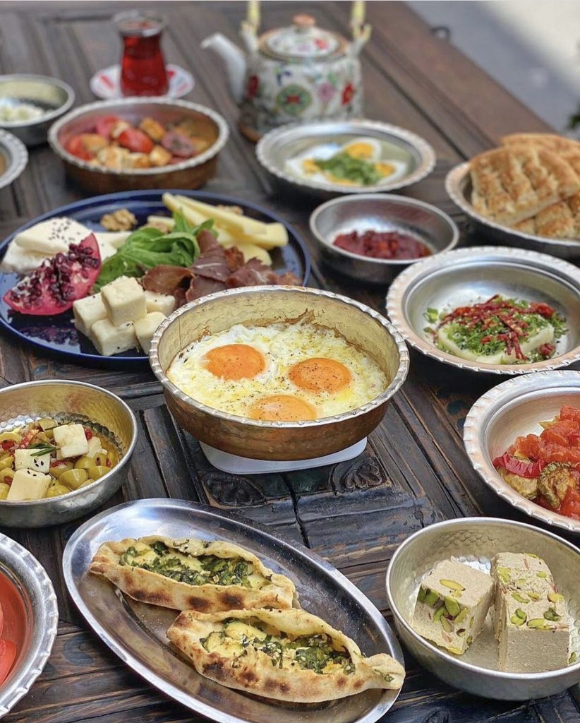 GastroDiplomasi's tweet photo. Today is #WorldBreakfastDay!
Traditional #TurkishBreakfast is highly compatible with human physiology and thus healthy,where #commensality is also in its highest!
👉🏼Find more about the health benefits of #TurkishCuisine and #TurkishBreakfast on @GoTurkiye
📷 : @yunusemreakkor https://t.co/BTEkpDm1xF