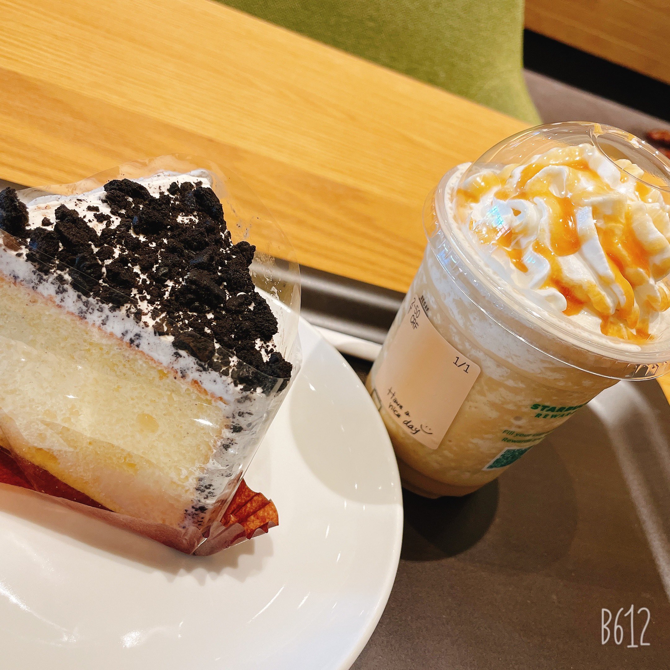 さくや スタバに行ってキャラメルフラペチーノとクッキー クリームシフォンケーキ食べた どっちもめっちゃ甘くて美味しい Ch スタバ スターバックス キャラメルフラペチーノ クッキークリームシフォンケーキ 渡辺高等学院 大阪校 渡辺高等