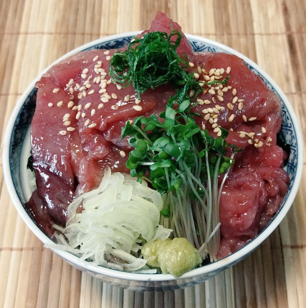 りんご マグロ中落ち丼 原材料 だるま4kg2 000円 だるまとはメバチマグロの幼魚です 私だけ血合い丼にした所 全く臭みの無いレバ刺しみたいな感じで感激しました このハッピーとハツラツを誰かに届けたいので 献血に行ってきます T Co