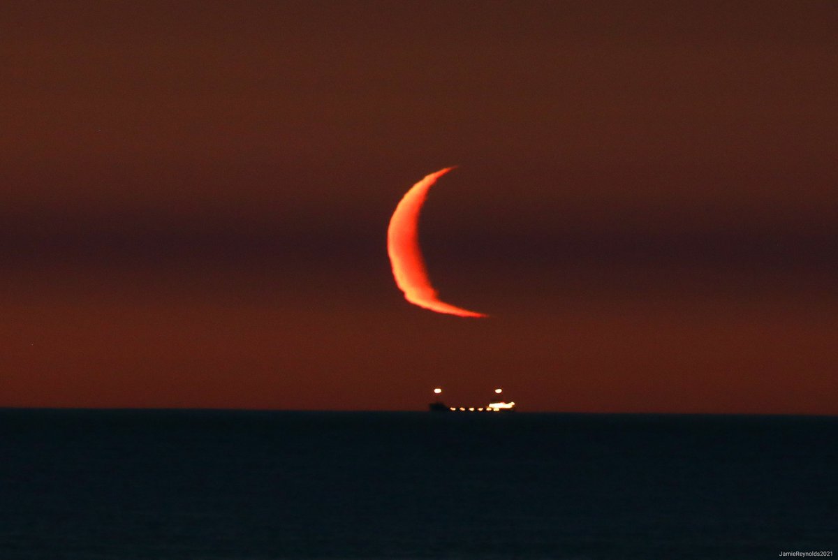 RT @jaythegrumpy: Sunday mornings rising #moon over the North Sea. https://t.co/EaPNPolwQS