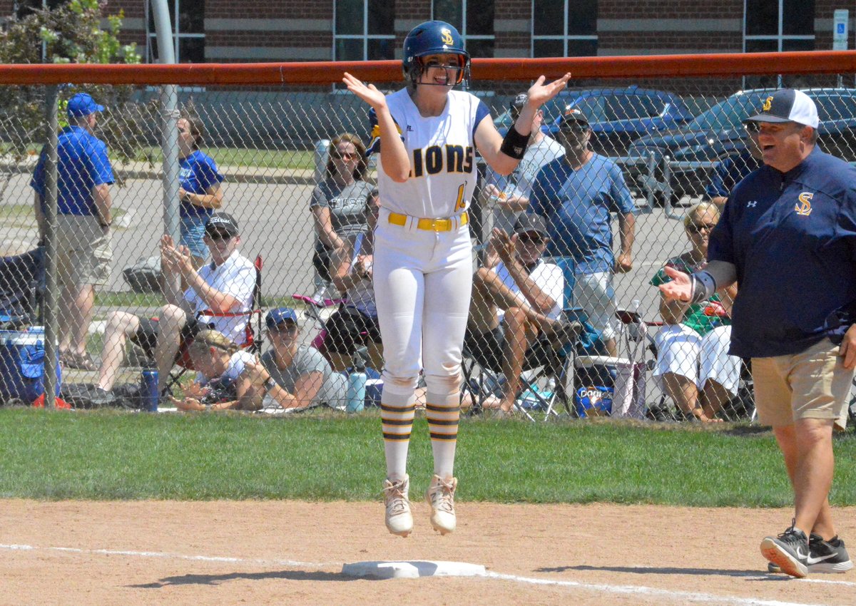 OutOfLField's tweet photo. Also, better celebratory hang time >> Julia Duncan or Grace Walters? https://t.co/QWJGaNUYM7