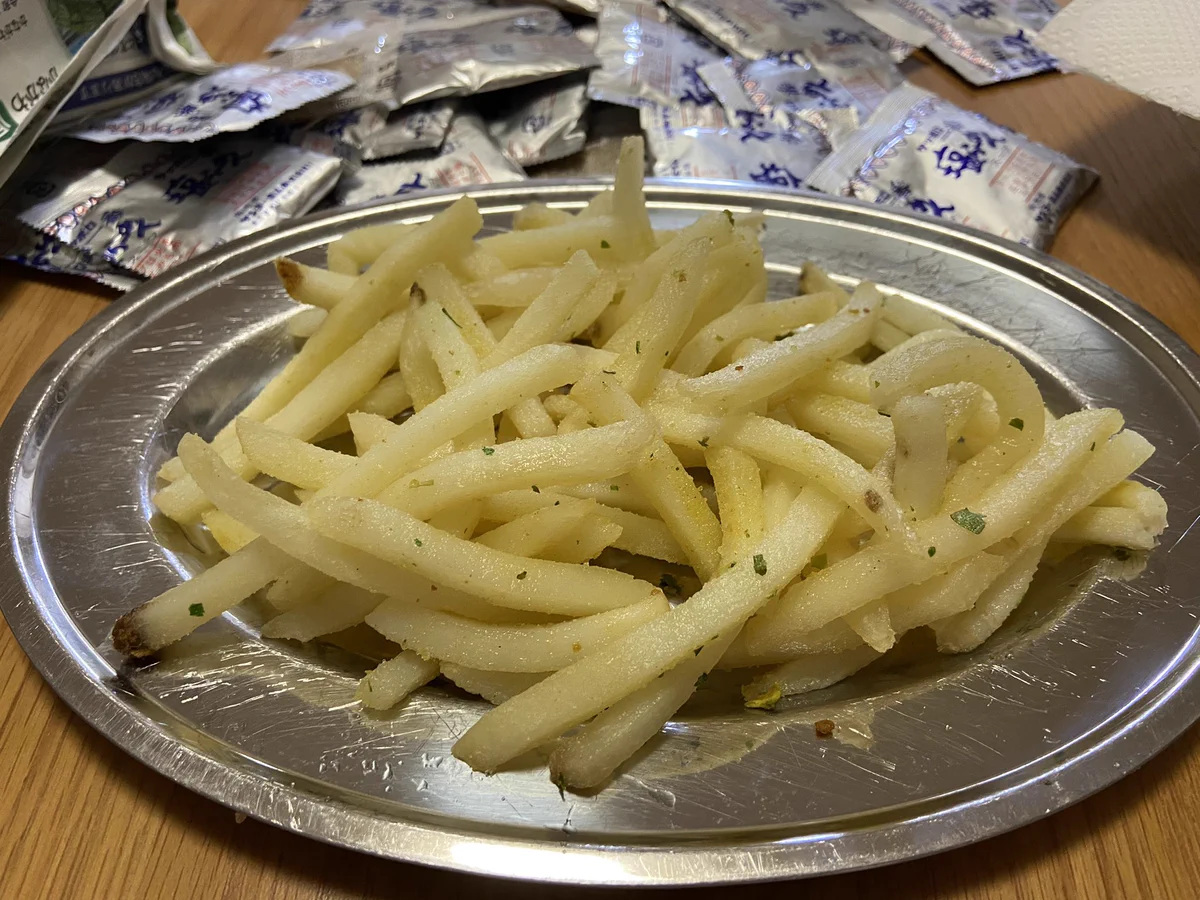 揚げたてのポテトの食べ方は？サッポロ一番塩ラーメンのスープで味付けするといい！
