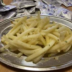 揚げたてのポテトの食べ方は？サッポロ一番塩ラーメンのスープで味付けするといい!